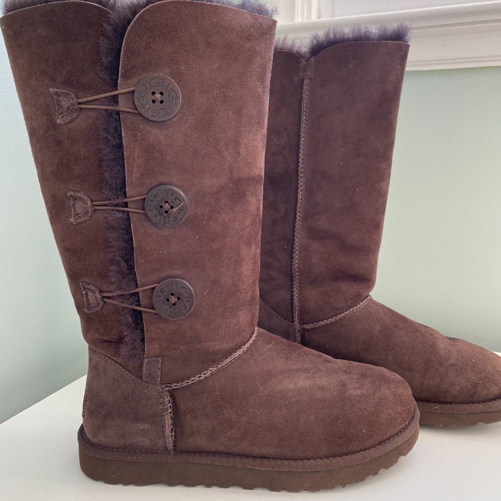 BAILEY BUTTON TRIPLET II BOOT - CHOCOLATE